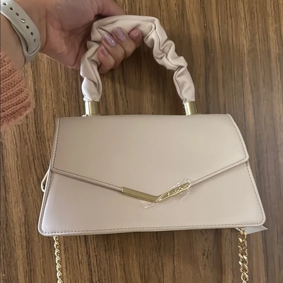 Elegant Cream Handbag with Gold Accents - Picture 1 of 3